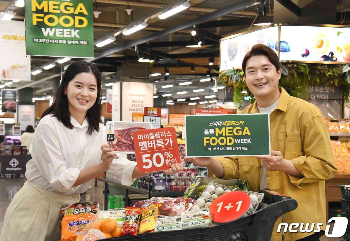 모델들이 15일 서울 등촌동 ‘홈플러스 메가푸드마켓’ 강서점에서 ‘홈플 메가푸드위크’ 2주차 행사를 소개하고 있다.(홈플러스 제공)