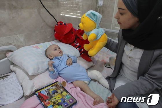 [사진] 다친 아기 돌보는 가자지구 자원 봉사자들