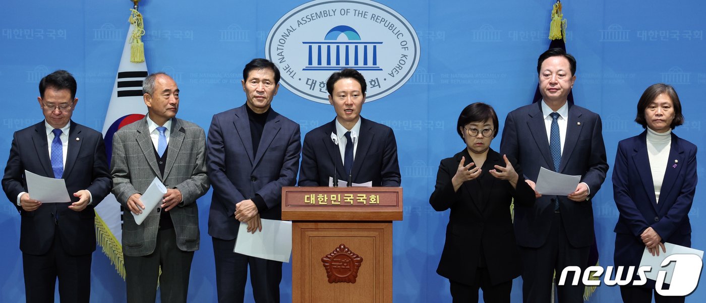 본문 이미지 - 이탄희 등 더불어민주당 의원들이 15일 오전 서울 여의도 국회 소통관에서 '위성정당 방지법' 당론 추진 촉구 기자회견을 하고 있다. 기자회견문에는 이 의원 등 민주당 30명 의원이 이름을 올렸다. 2023.11.15/뉴스1 ⓒ News1 황기선 기자