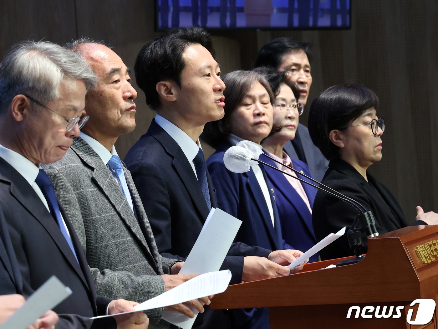 이탄희 등 더불어민주당 의원들이 15일 오전 서울 여의도 국회 소통관에서 &#39;위성정당 방지법&#39; 당론 추진 촉구 기자회견을 하고 있다. 기자회견문에는 이 의원 등 민주당 30명 의원이 이름을 올렸다. 2023.11.15/뉴스1 ⓒ News1 황기선 기자