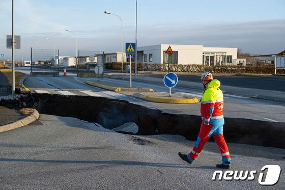[사진] 화산 폭발 임박한 아이슬란드의 내려 앉은 도로