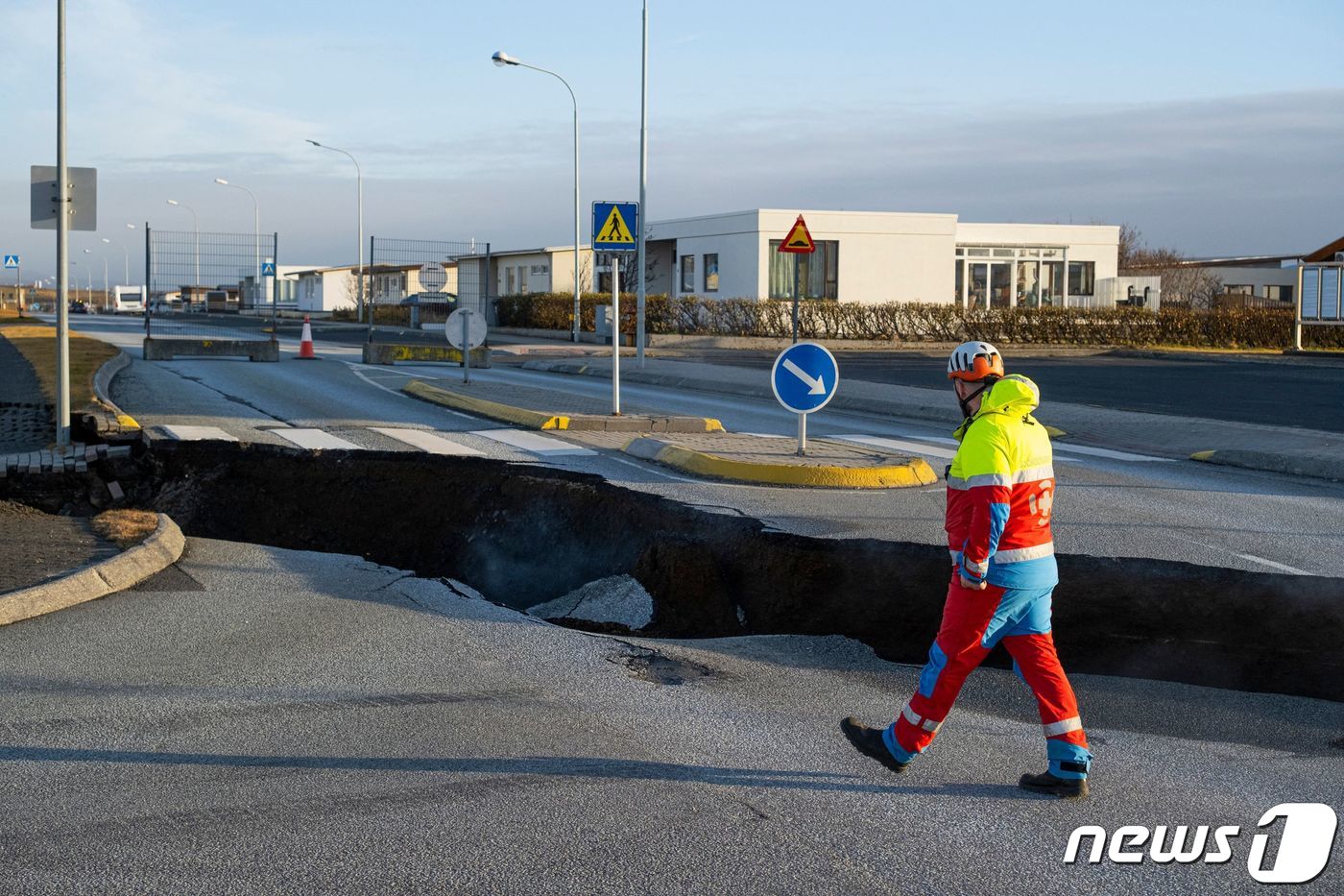 (그린댜비크 AFP=뉴스1) 우동명 기자 = 13일(현지시간) 아이슬란드 그린다비크에서 화산의 폭발이 임박해짐에 따라 도로가 갈라진 모습이 보인다. 2023.11.15ⓒ AFP=뉴 …
