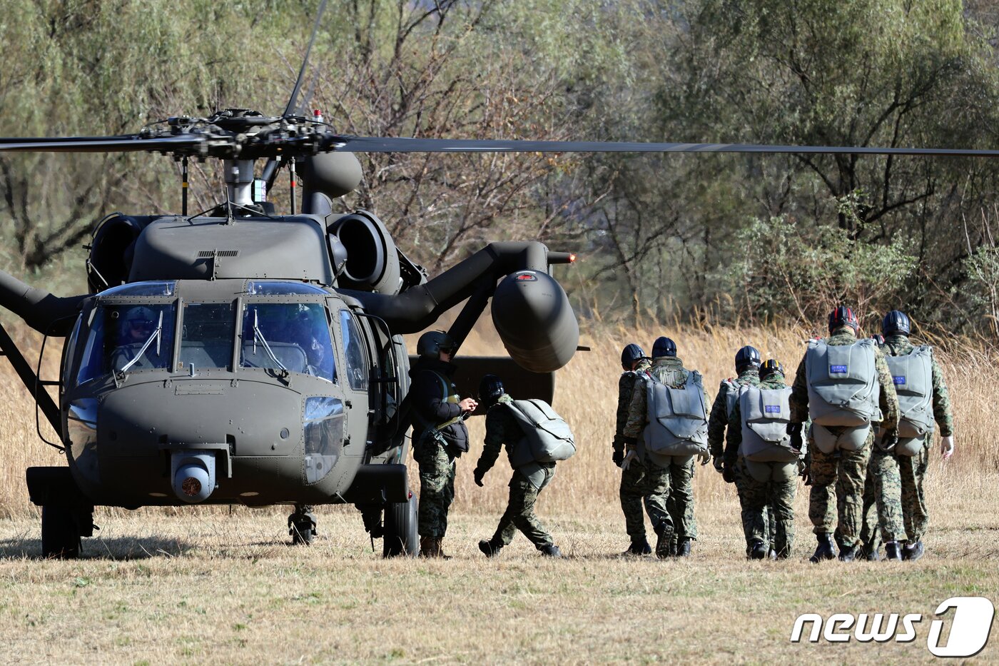 본문 이미지 -  특전요원들이 '정밀강하'를 위해 UH-60 헬기에 탑승하고 있다. (육군 제공) 2023.11.15/뉴스1
