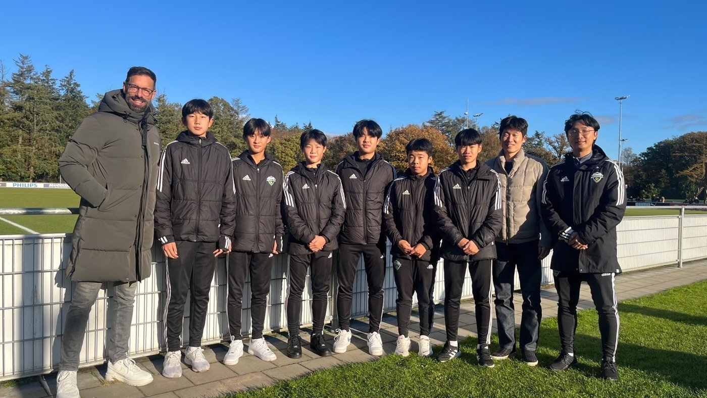 본문 이미지 - 박지성과 판니스텔루이가 전북 현대 유망주들을 격려 방문했다. (전북 현대 제공)