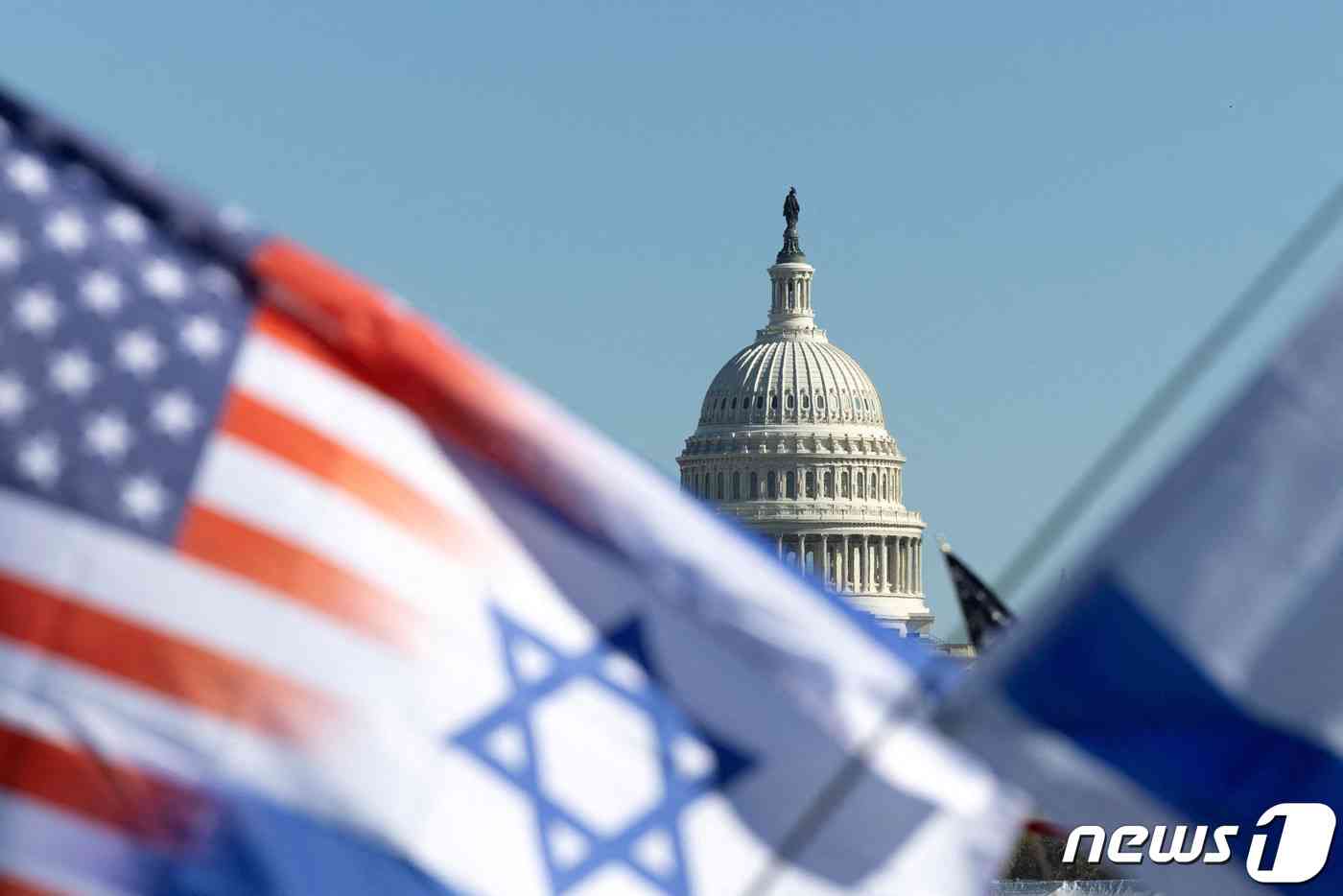 미국 워싱턴 국회의사당 앞에 성조기와 이스라엘의 국기가 펄럭이고 있는 모습. 2023.11.14. © 로이터=뉴스1 © News1 정윤영 기자