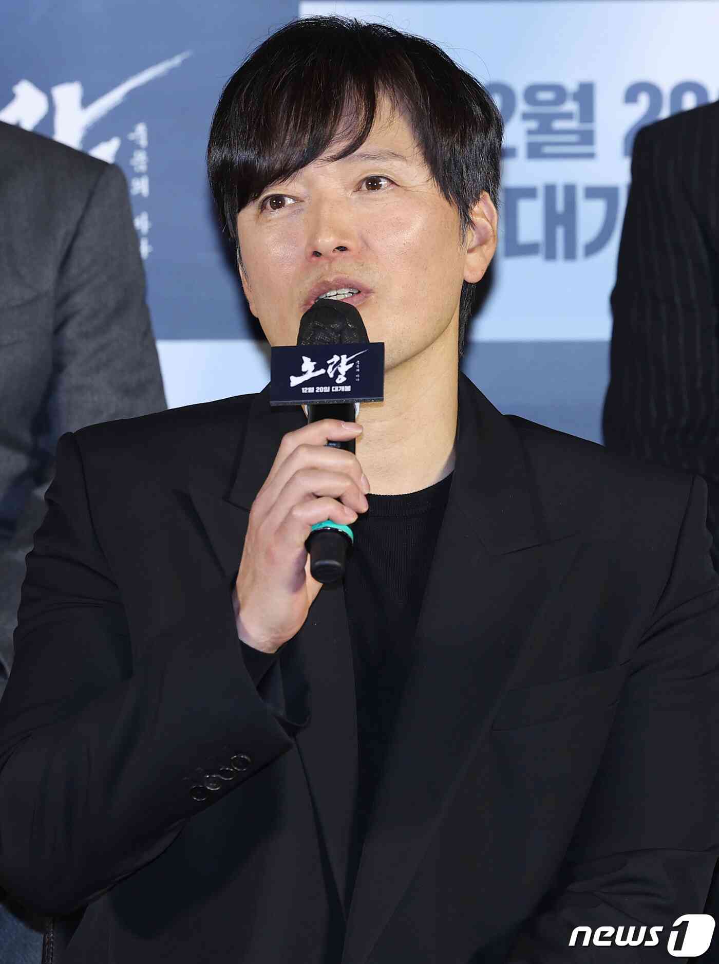 배우 정재영이 15일 오전 서울 광진구 아차산로 롯데시네마 건대입구에서 열린 영화 ‘노량 : 죽음의 바다’ 제작보고회에서 인사말을 하고 있다. '노량: 죽음의 바다'는 임진왜란 발발 후 7년, 조선에서 퇴각하려는 왜군을 완벽하게 섬멸하기 위한 이순신 장군의 최후의 전투를 그린 전쟁 액션 대작으로 오는 12월 20일 개봉한다. 2023.11.15/뉴스1 © News1 김진환 기자