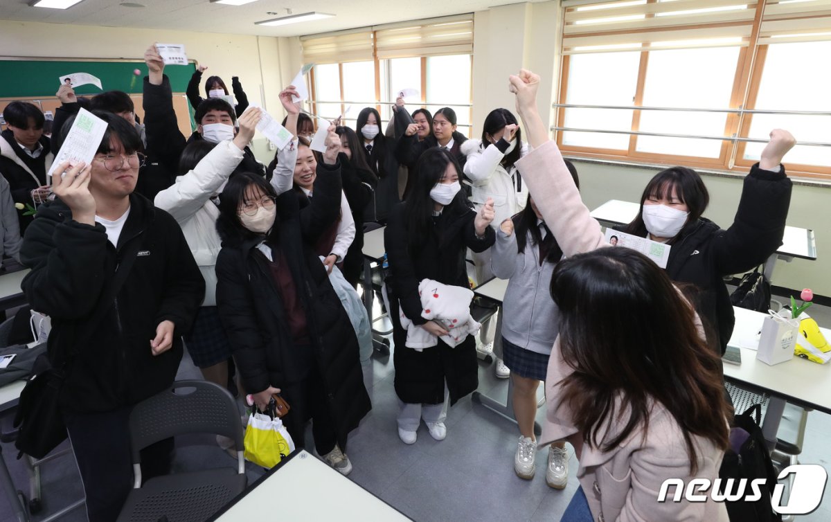 한 고등학교에서 고3 수험생들과 담임선생님이 파이팅을 외치고 있다. /뉴스1 © News1 김영운 기자