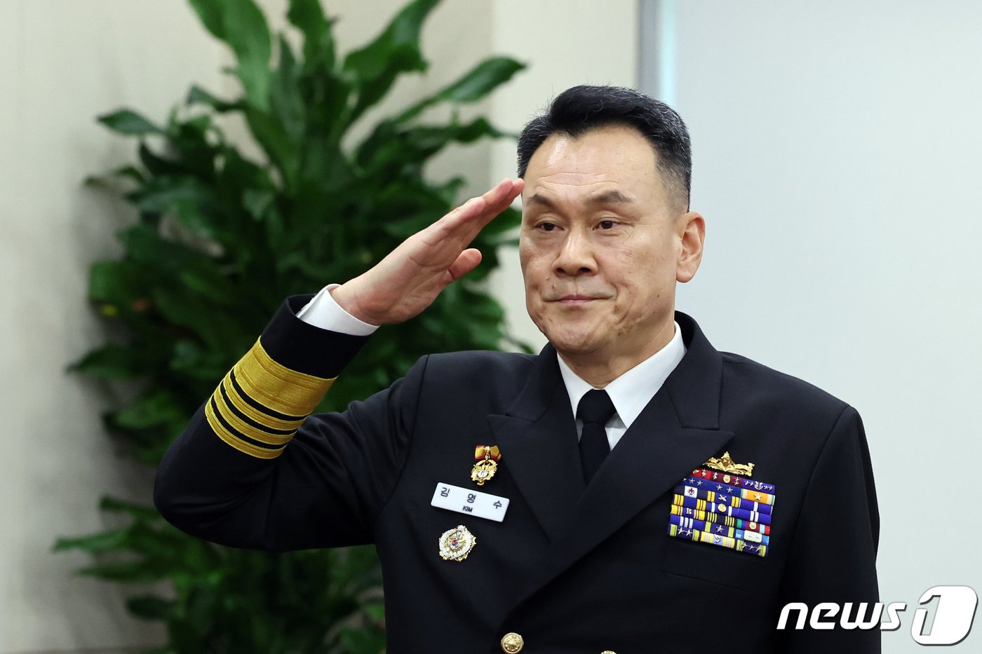 본문 이미지 - 김명수 합동참모본부의장 후보자가 15일 오전 서울 여의도 국회 국방위원회에서 열린 인사청문회에서 거수경례를 하고 있다. 2023.11.15/뉴스1 ⓒ News1 황기선 기자