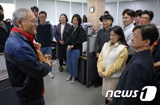 국립부산국악원 직원들 격려하는 유인촌 장관