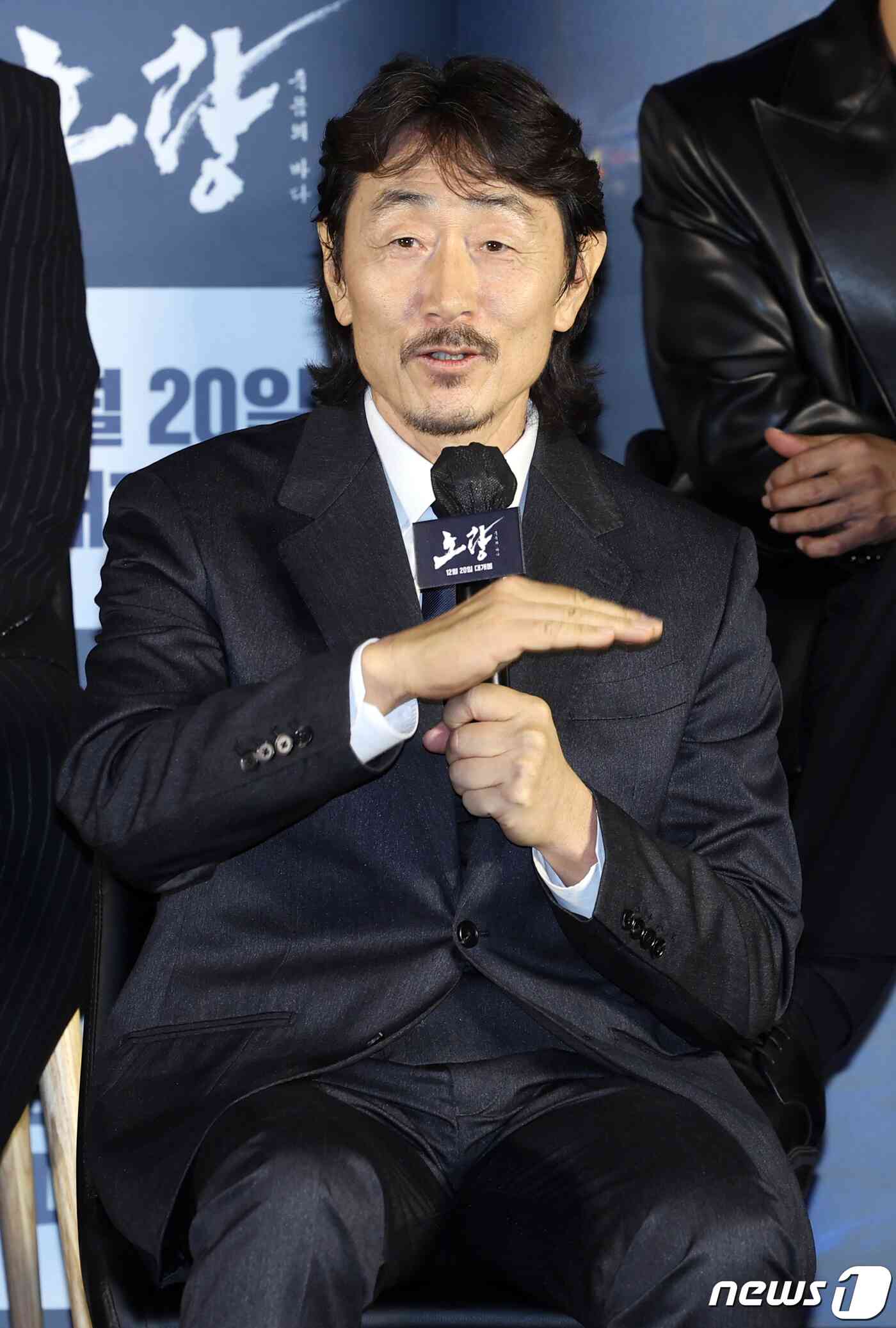 배우 허준호가 15일 오전 서울 광진구 아차산로 롯데시네마 건대입구에서 열린 영화 ‘노량 : 죽음의 바다’ 제작보고회에서 진행자의 질문에 답변하고 있다. '노량: 죽음의 바다'는 임진왜란 발발 후 7년, 조선에서 퇴각하려는 왜군을 완벽하게 섬멸하기 위한 이순신 장군의 최후의 전투를 그린 전쟁 액션 대작으로 오는 12월 20일 개봉한다. 2023.11.15/뉴스1 © News1 김진환 기자