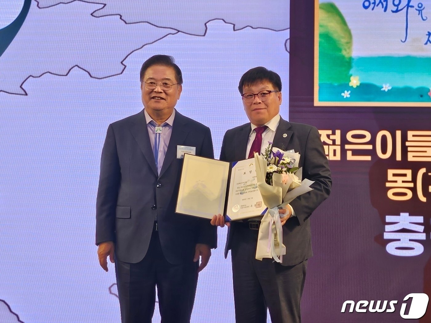 충북 괴산군이 지난 14일 열린 대통령 직속 지방시대위원회의 &#39;2023년 균형발전사업 우수사례 시상식&#39;에서 우수기관에 선정돼 표창을 받았다.&#40;괴산군 제공&#41;뉴스1