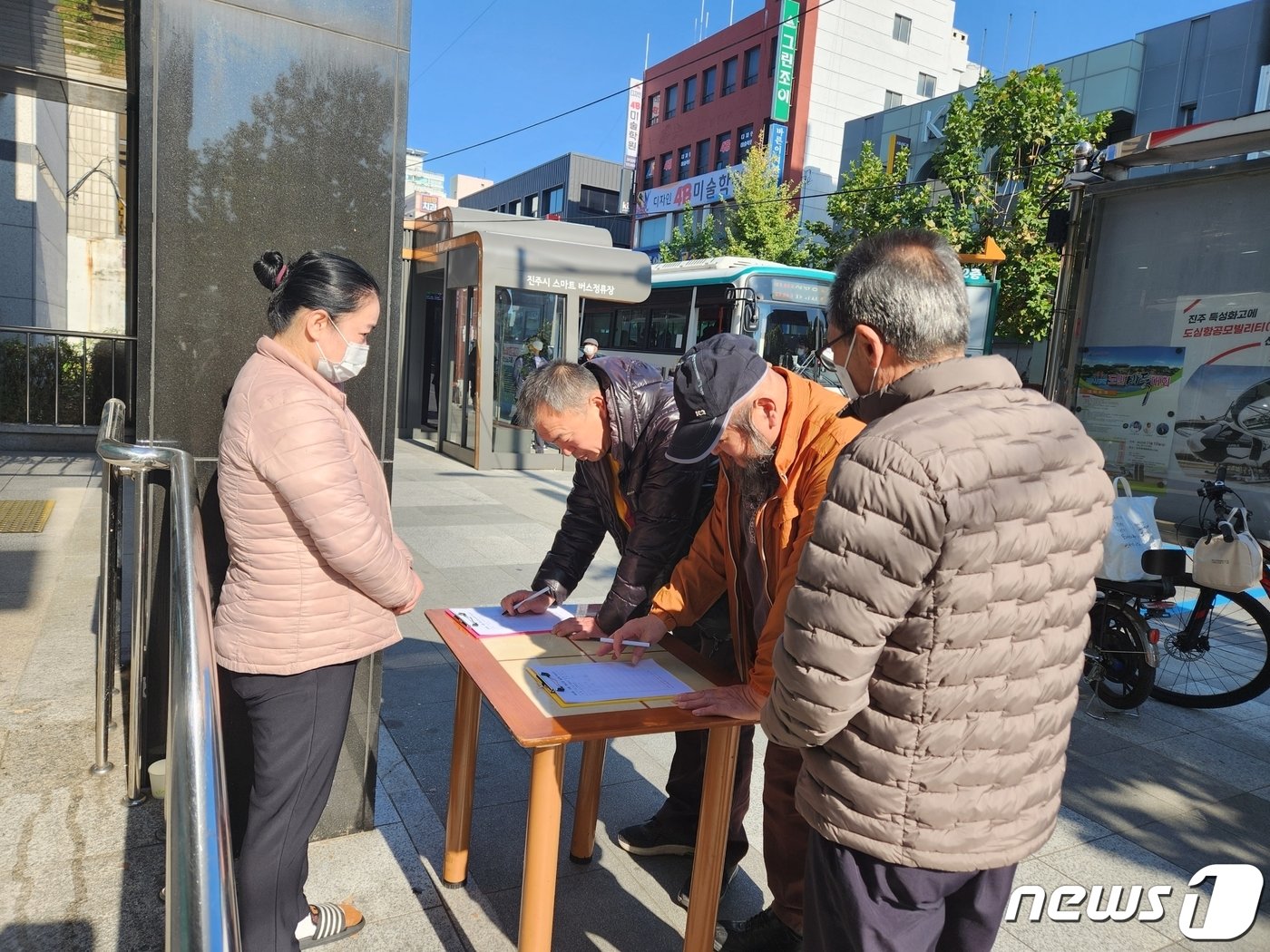 촉석루 보물 승격 서명운동 장면&#40;추경화씨 제공&#41;. 2023.11.15