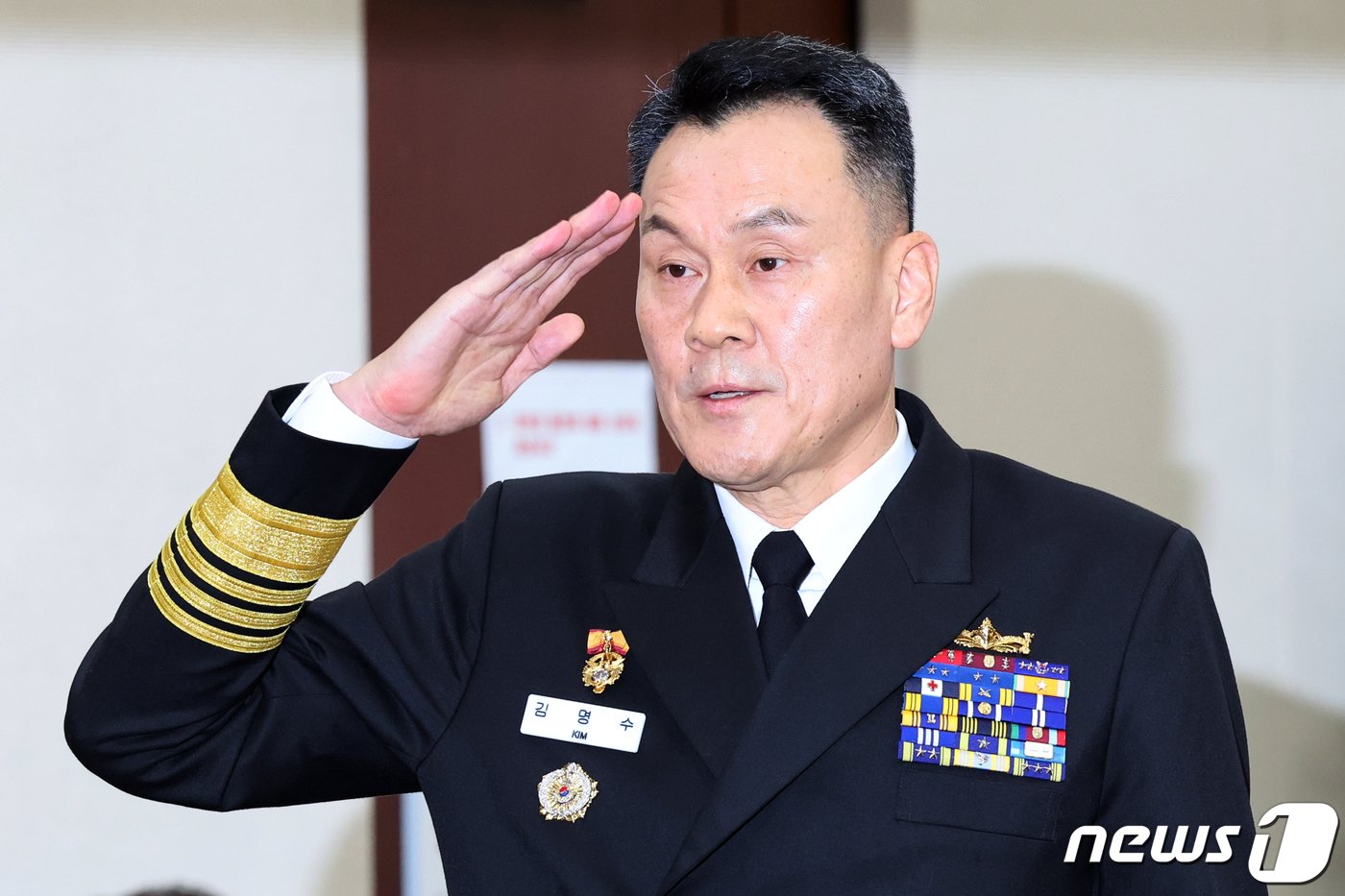 본문 이미지 - 김명수 합동참모본부의장 후보자가 15일 오전 서울 여의도 국회 국방위원회에서 열린 인사청문회에서 거수경례를 하고 있다. 2023.11.15/뉴스1 ⓒ News1 황기선 기자