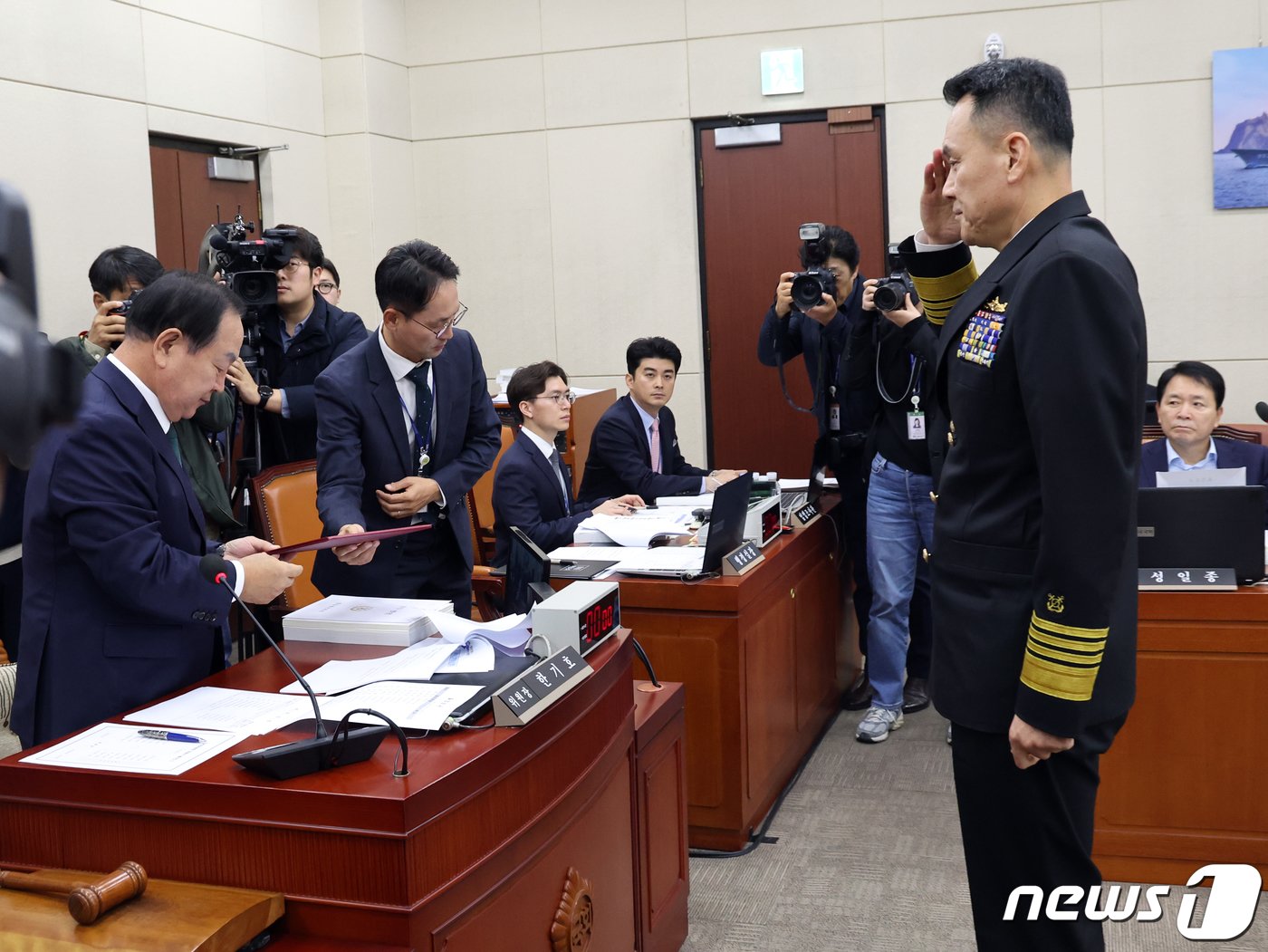 본문 이미지 - 김명수 합동참모본부의장 후보자가 15일 오전 서울 여의도 국회 국방위원회에서 열린 인사청문회에서 한기호 위원장에게 선서문 전달 후 거수경례를 하고 있다. 2023.11.15/뉴스1 ⓒ News1 황기선 기자