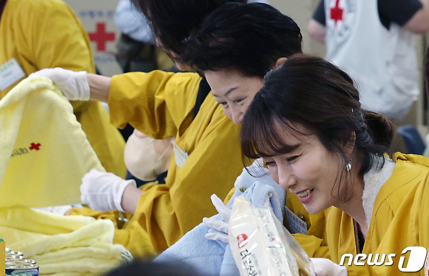 본문 이미지 - 한동훈 법무부 장관의 부인 진은정 씨가 15일 오전 서울 중구 소파로 대한적십자사 서울사무소 앙리뒤낭홀에서 2023 사랑의 선물을 제작하고 있다.  2023.11.15/뉴스1 ⓒ News1 박정호 기자