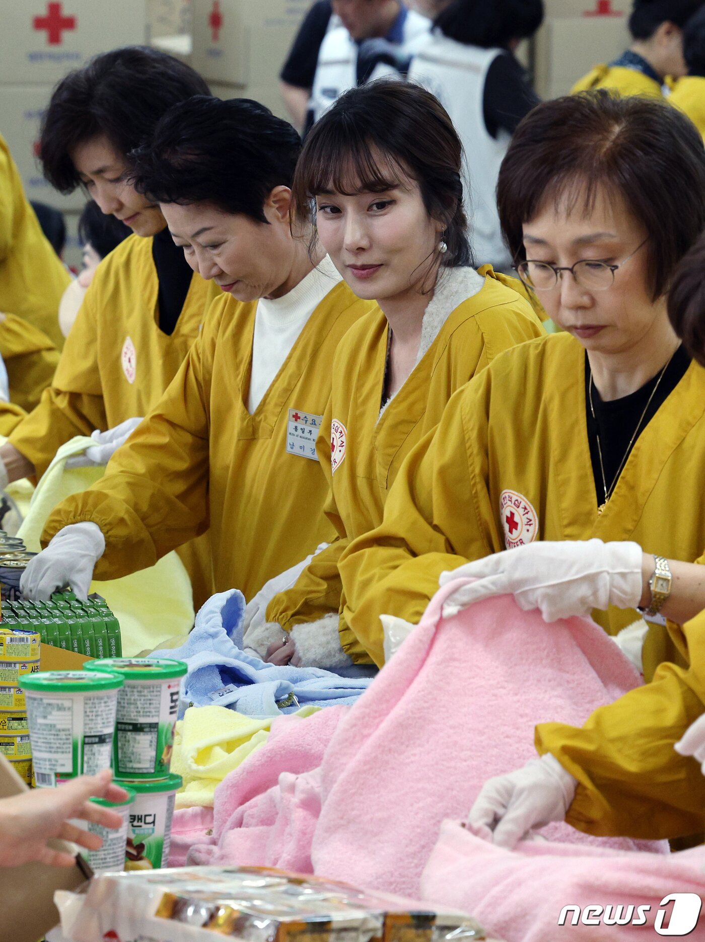 본문 이미지 - 추경호 경제부총리 겸 기획재정부 장관 부인 김희경 씨(왼쪽부터)와 김영호 통일부 장관의 부인 남미경 씨, 한동훈 법무부 장관의 부인 진은정 씨, 방문규 산업통상자원부 장관 부인 유금재 씨가 15일 오전 서울 중구 소파로 대한적십자사 서울사무소 앙리뒤낭홀에서 2023 사랑의 선물을 제작하고 있다.  2023.11.15/뉴스1 ⓒ News1 박정호 기자