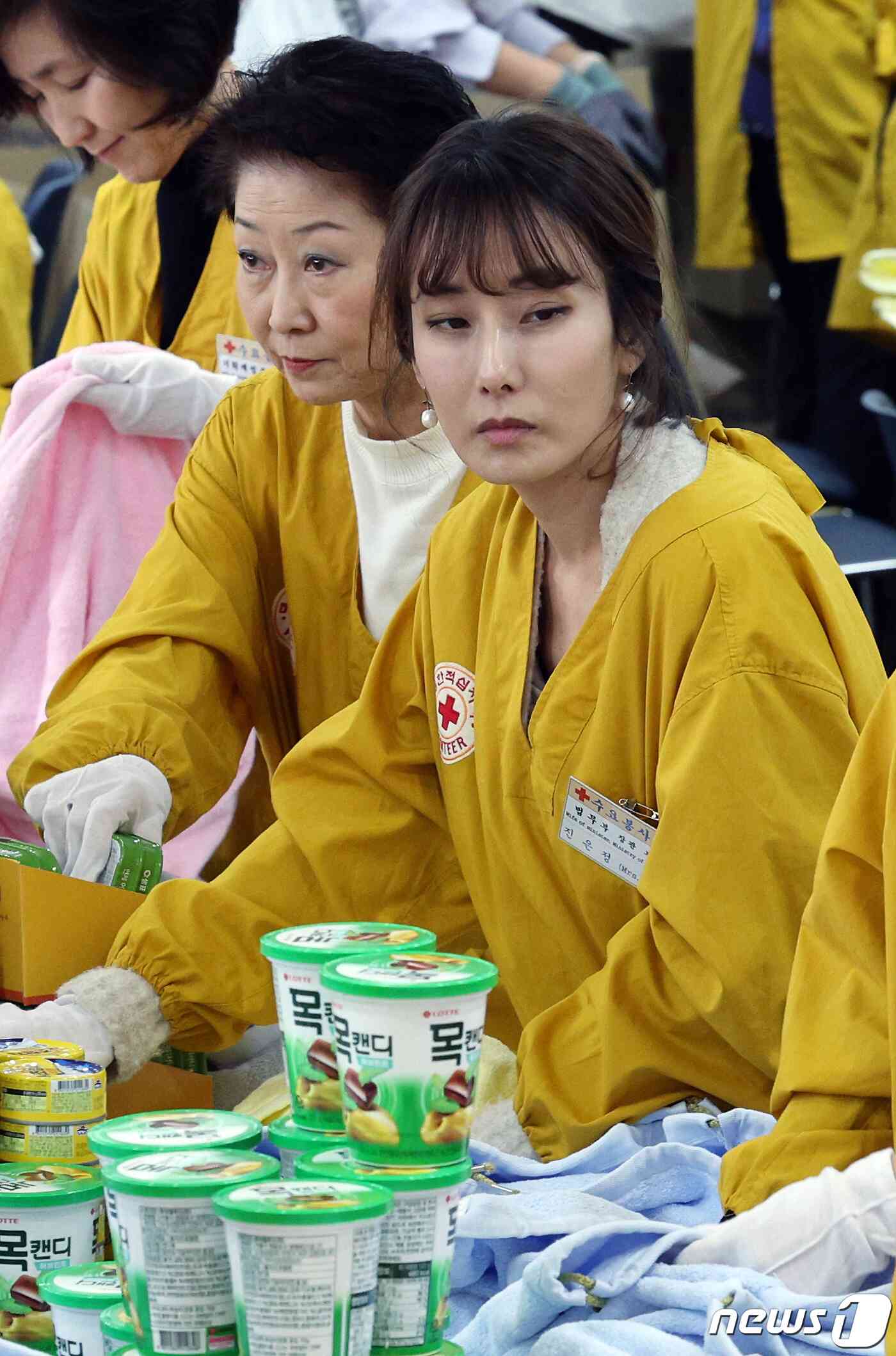 한동훈 법무부 장관의 부인 진은정 씨(오른쪽)와 김영호 통일부 장관 부인 남미경 씨가 15일 오전 서울 중구 소파로 대한적십자사 서울사무소 앙리뒤낭홀에서 2023 사랑의 선물을 제작하고 있다. 2023.11.15/뉴스1 © News1 박정호 기자