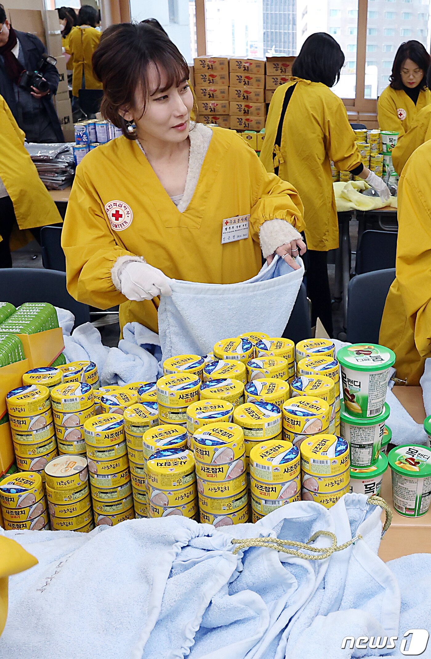 본문 이미지 - 한동훈 법무부 장관의 부인 진은정 씨가 15일 오전 서울 중구 소파로 대한적십자사 서울사무소 앙리뒤낭홀에서 2023 사랑의 선물을 제작하고 있다.  2023.11.15/뉴스1 ⓒ News1 박정호 기자