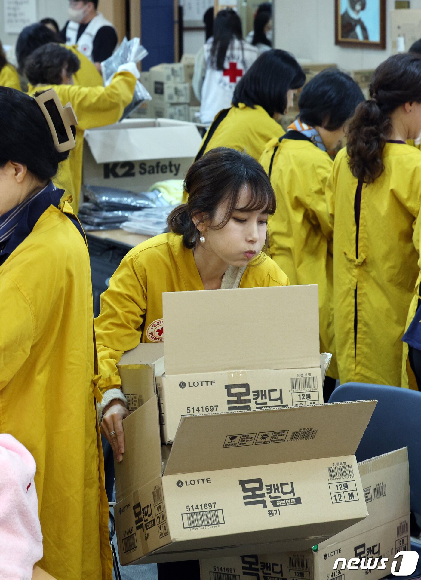 본문 이미지 - 한동훈 법무부 장관의 부인 진은정 씨가 15일 오전 서울 중구 소파로 대한적십자사 서울사무소 앙리뒤낭홀에서 열린 2023 사랑의 선물 제작 중 나온 박스를 옮기고 있다. 2023.11.15/뉴스1 ⓒ News1 박정호 기자