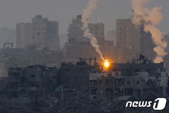 [사진] 이스라엘 군 포격 받은 가자 지구 상공의 화염