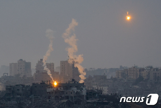 [사진] 이스라엘 군 포격 받은 가자 지구 상공 화염