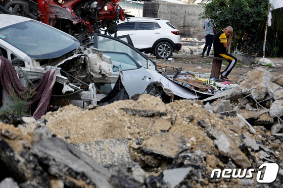 [사진] 이스라엘 포격 받은 서안 난민촌의 파손된 차량들