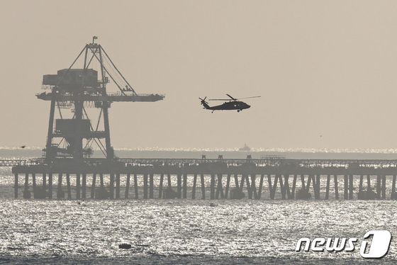 [사진] 해상 발전소 주변 비행하는 이스라엘 블랙호크 헬기