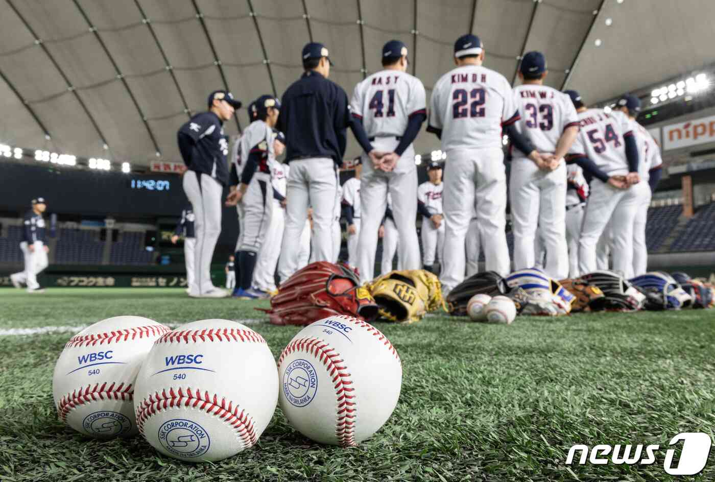 대한민국 야구대표팀 선수들이 15일 오전 일본 도쿄돔에서 2023 아시아프로야구챔피언십(APBC) 호주와의 1차전 경기를 앞두고 훈련을 하고 있다. 2023.11.15/뉴스1 © News1 이재명 기자
