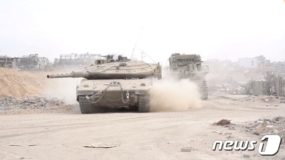 [사진] 가자 지구서 지상전 수행하는 이스라엘 군 장갑차