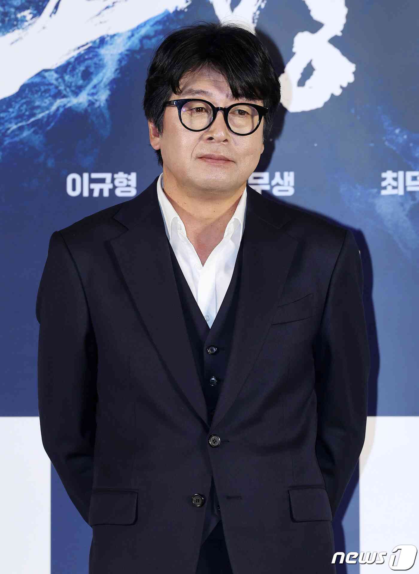 배우 김윤석이 15일 오전 서울 광진구 아차산로 롯데시네마 건대입구에서 열린 영화 ‘노량 : 죽음의 바다’ 제작보고회에서 포즈를 취하고 있다. '노량: 죽음의 바다'는 임진왜란 발발 후 7년, 조선에서 퇴각하려는 왜군을 완벽하게 섬멸하기 위한 이순신 장군의 최후의 전투를 그린 전쟁 액션 대작으로 오는 12월 20일 개봉한다. 2023.11.15/뉴스1 © News1 김진환 기자