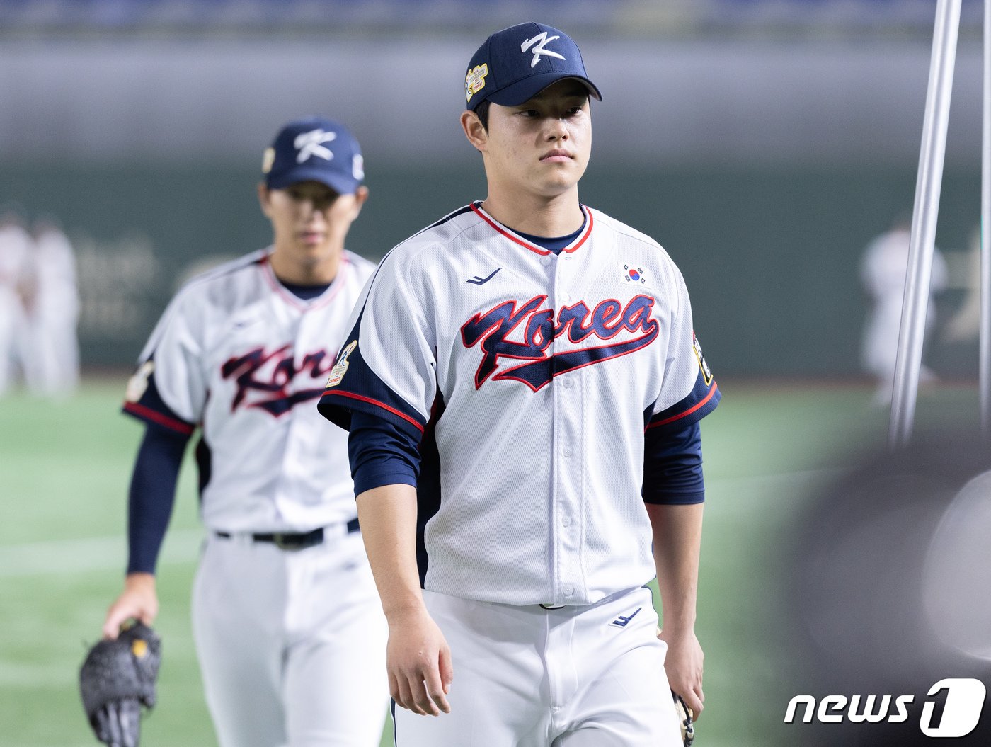 본문 이미지 - 대한민국 야구대표팀 문동주, 이의리가 15일 오전 일본 도쿄돔에서 2023 아시아프로야구챔피언십(APBC) 호주와의 1차전 경기를 앞두고 훈련을 하기 위해 이동하고 있다. 2023.11.15/뉴스1 ⓒ News1 이재명 기자