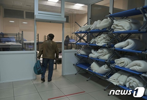 [포토] 벨고로드서 도착해 인도주의센터 둘러보는 남성