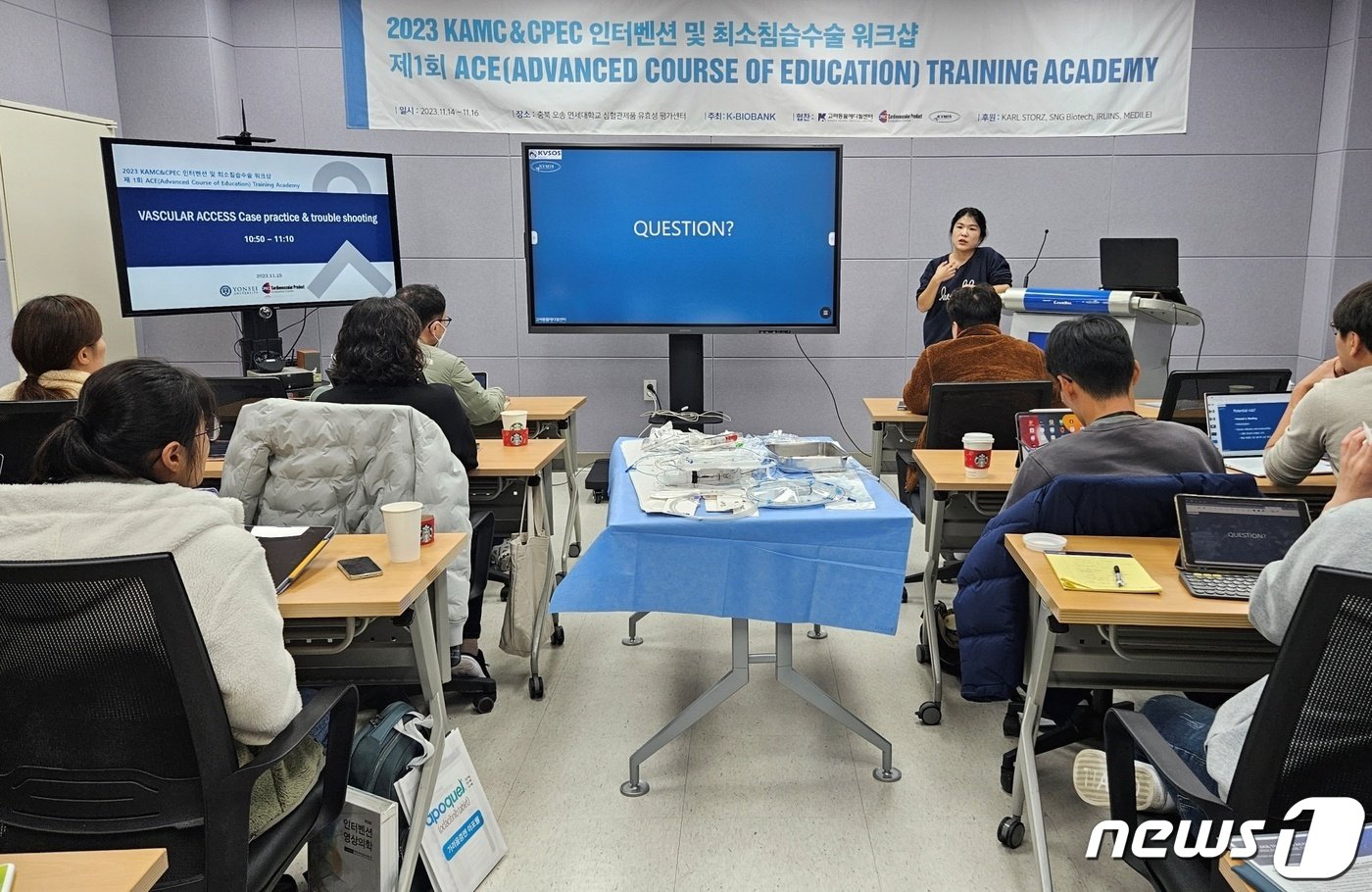 본문 이미지 - 엽경아 고려동물메디컬센터 인터벤션&MIS 센터장이 15일 충북 청주시 CPEC에서 열린 '2023 KAMC&CPEC 인터벤션 및 최소침습수술 워크숍'에서 강의를 하고 있다. ⓒ 뉴스1 최서윤 기자