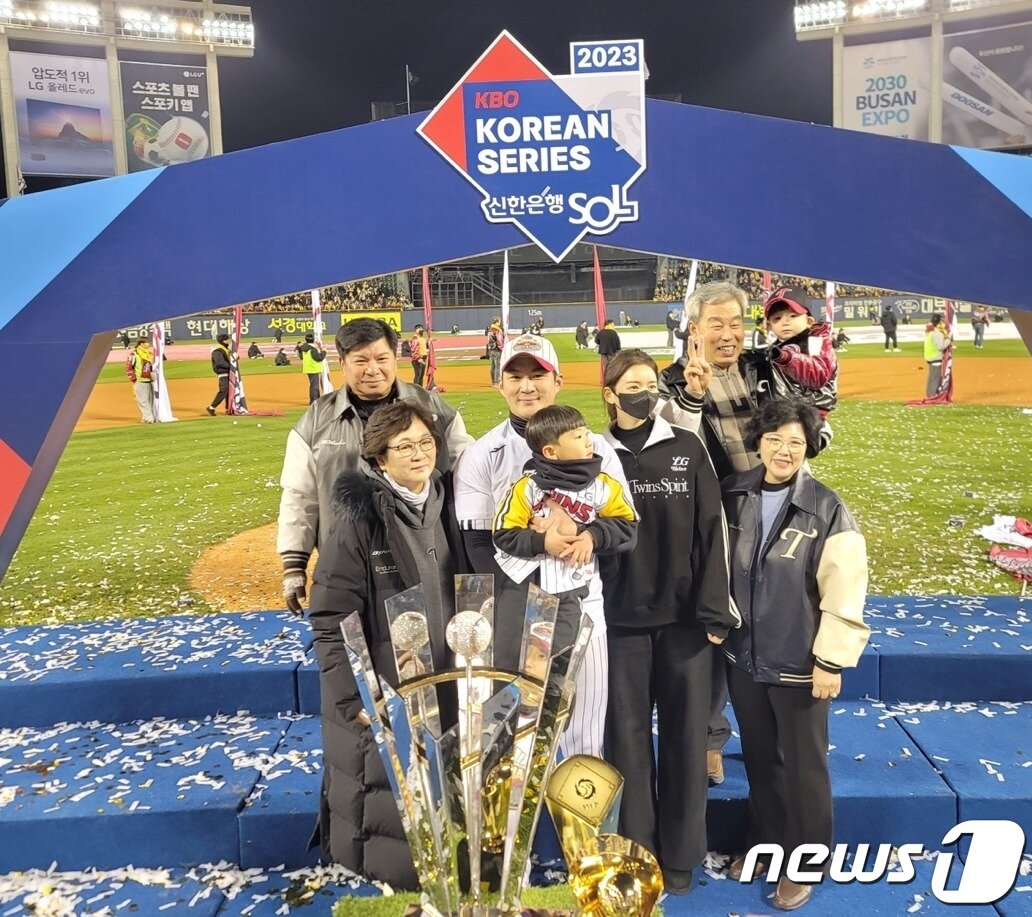 본문 이미지 - LG 트윈스 주장 오지환이 13일 한국시리즈 우승 시상식을 마친 뒤 가족들과 기념사진을 촬영하고 있다. (오지환 제공)