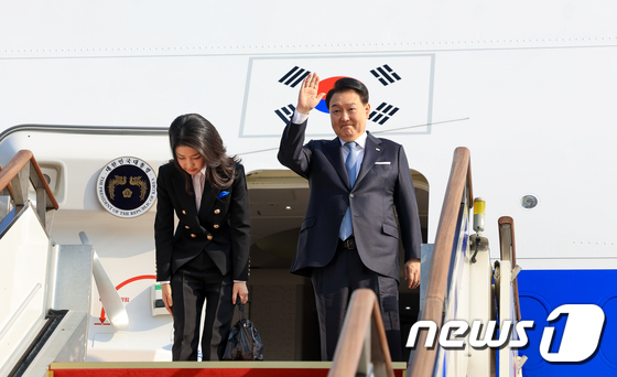 공군 1호기에서 인사하는 윤 대통령과 김건희 여사