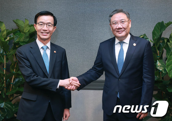 악수하는 방문규 장관과 中상무부 부장