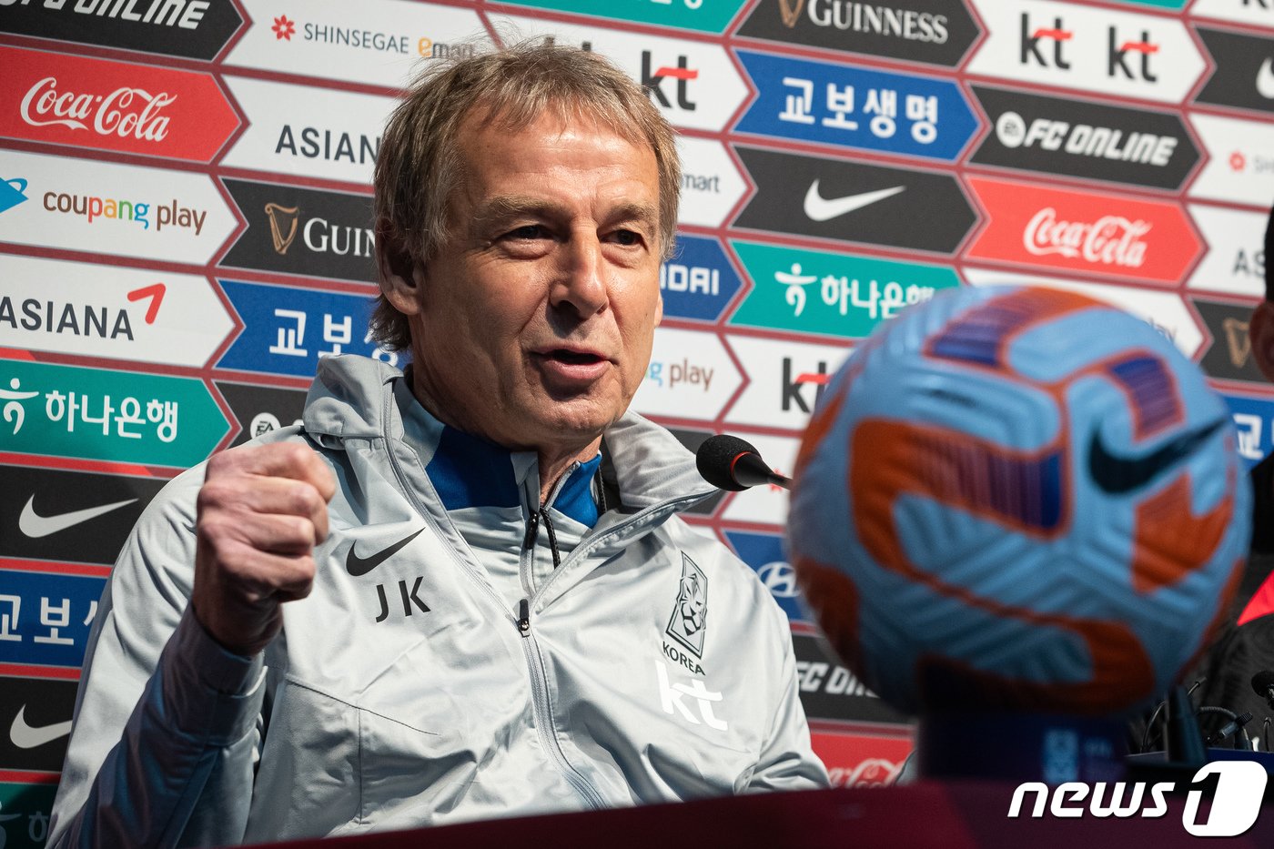 본문 이미지 - 위르겐 클린스만 축구대표팀 감독이 15일 서울월드컵경기장에서 열린 2026 북중미 월드컵 아시아지역 2차 예선 C조 조별리그 1차전 싱가포르와의 경기를 앞두고 열린 기자회견에서 수능을 앞둔 수험생들을 응원하는 발언을 하고 있다. 16일 오후 8시 서울월드컵경기장에서 열리는 싱가포르전은 미국, 멕시코, 캐나다가 공동 개최하는 2026 북중미 월드컵을 향한 첫 걸음이다. 한국은 2차 예선 C조에서 싱가포르, 중국, 태국과 겨뤄 상위 2개 팀이 3차 예선에 진출한다. 2023.11.15/뉴스1 ⓒ News1 유승관 기자