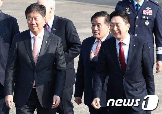 대화 나누는 김기현·김대기·이진복