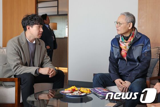 유인촌 장관, 부산지역예술가들과 차담회