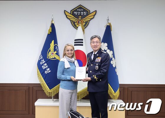 '짝퉁 압수' 감사패 받는 김종욱 해양경찰청장