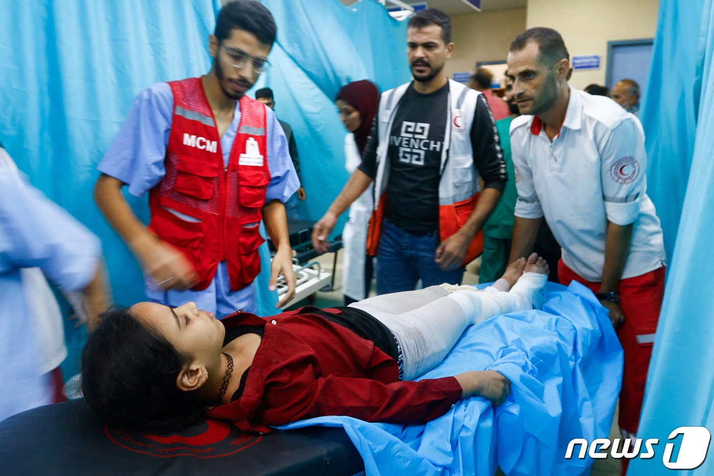 (칸 유니스 로이터=뉴스1) 정지윤 기자 = 14일(현지시간) 팔레스타인 가자지구 남부 칸 유니스 지역의 나세르 병원에 한 여성 환자가 부상을 입고 병상에 누워있다. 2023.11 …