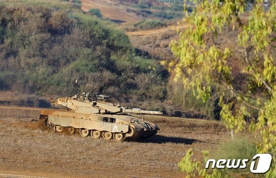 [포토] 이동하고 있는 이스라엘군 탱크