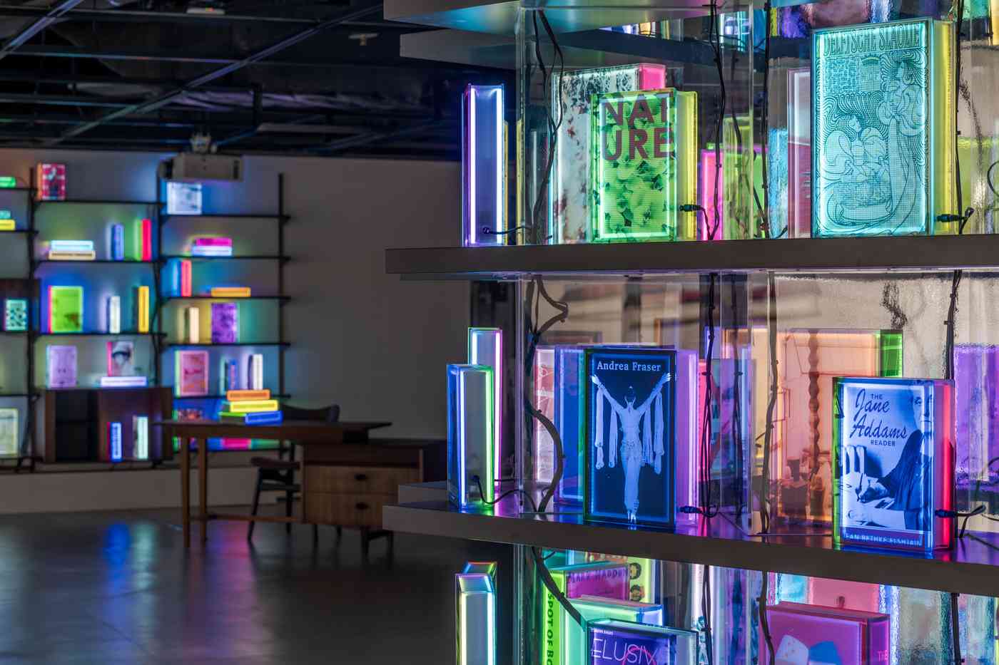 강애란, Virtual Space in Art Books 2, 2023, LED, 플라스틱, 가변설치. 성곡미술관 제공.