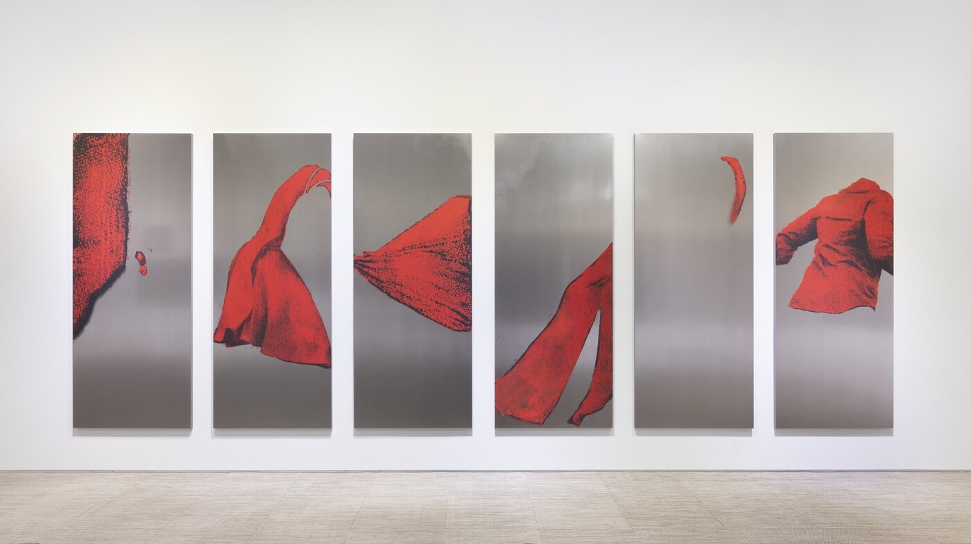 본문 이미지 - 김홍식, Red’s Escape_20190115 pm3, 2019, 엠보싱된 스테인리스 스틸에 실크스크린, 각 200&times;80cm. 성곡미술관 제공.