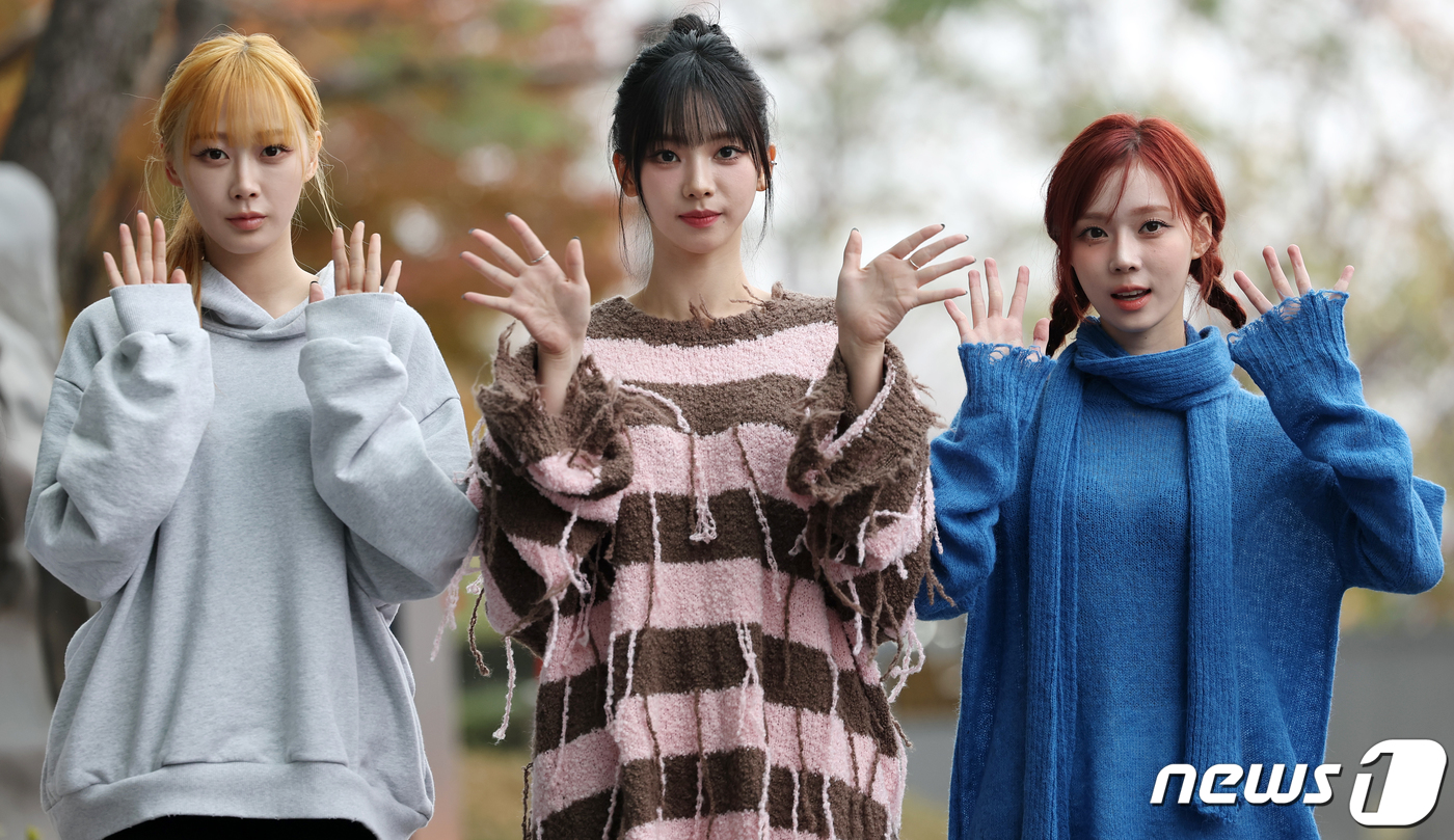 (서울=뉴스1) 김진환 기자 = 걸그룹 에스파(aespa)의 지젤(왼쪽부터), 카리나, 윈터가 15일 오후 서울 마포구 MBC에서 열린 FM4U '두시의 데이트 재재입니다' 생방송 …