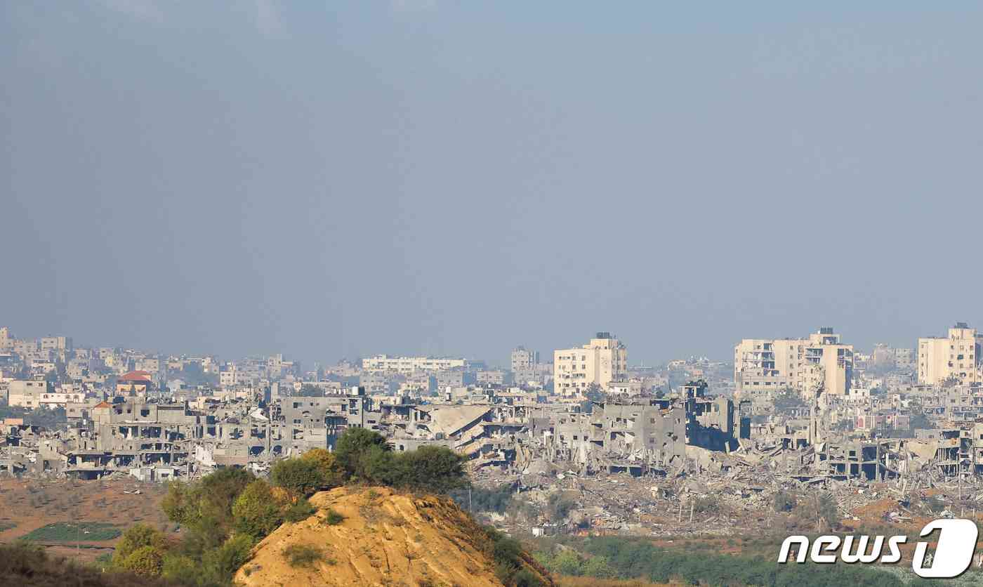 15일(현지시간) 이스라엘 남부에서 바라본 가자지구의 건물들이 무너지거나 파괴되어 있다. 2023.11.15 © 로이터=뉴스1 © News1 정지윤 기자