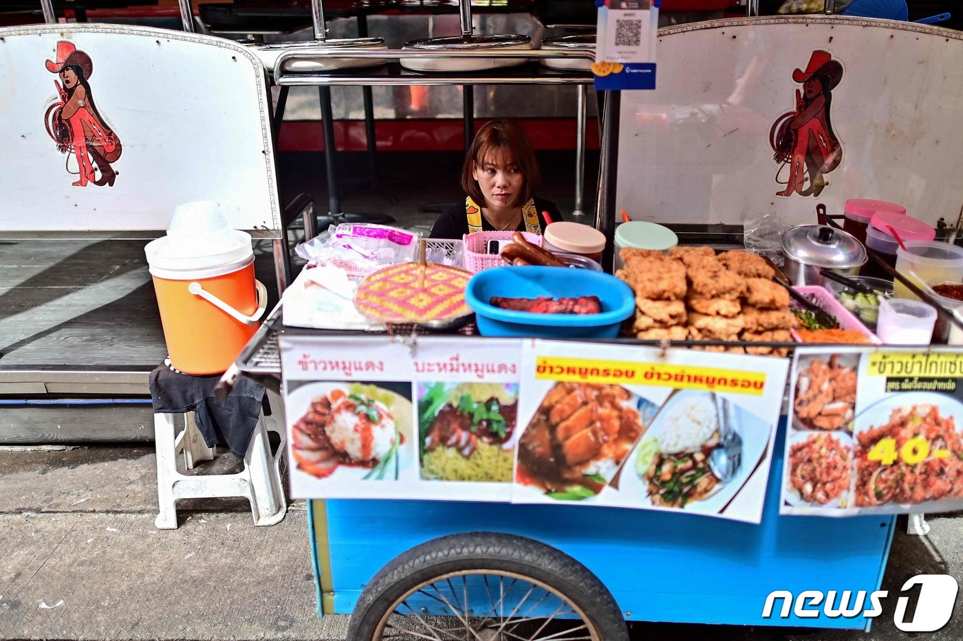 (AFP=뉴스1) 강민경 기자 = 15일 태국 방콕 시내의 한 길거리 음식 노점상이 '소이 카우보이' 거리에 자리잡고 있다. 2023.11.15ⓒ AFP=뉴스1