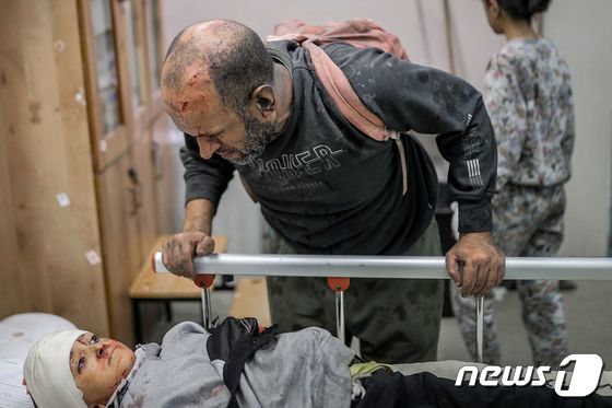 [사진] 이스라엘 가자 남부 공격 후 병원으로 실려온 팔레스타인인