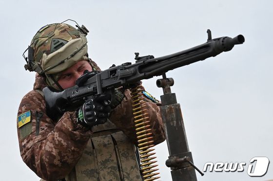 [사진] 드론 요격 훈련 참여하는 우크라이나 군인