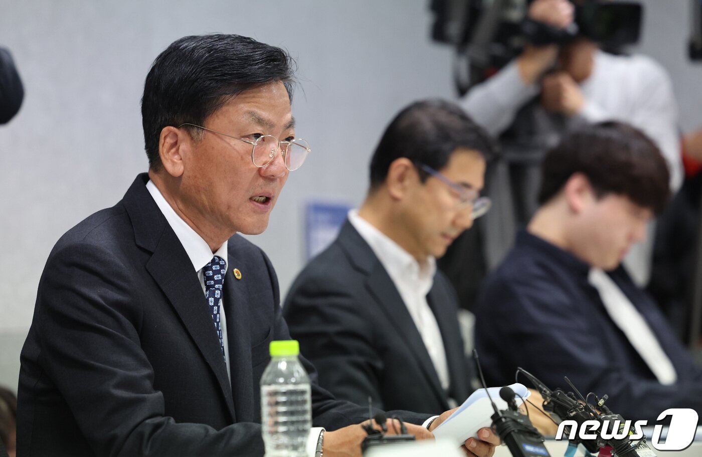 본문 이미지 - 개편된 2기 의협 의료현안협의체 협상단장인 양동호 광주광역시의사회 대의원회의장이 15일 오후 서울 중구 서울시티타워에서 열린 제17차 의료현안협의체 회의에서 모두 발언을 하고 있다. 2023.11.15/뉴스1 ⓒ News1 박지혜 기자